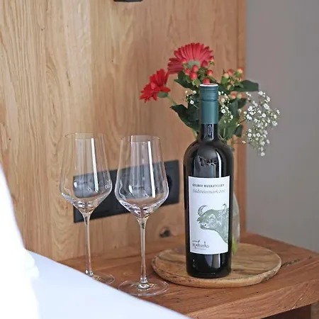 Mahorko Wein Wellness Wasserbueffel Гланц-ан-дер-Вайнштрасе